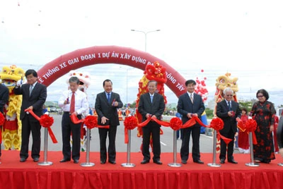 Các đồng chí lãnh đạo cắt băng thông xe giai đoạn 1 đại lộ Đông Tây. Ảnh: Cao Thăng Các đồng chí lãnh đạo cắt băng thông xe giai đoạn 1 đại lộ Đông Tây. Ảnh: Cao Thăng